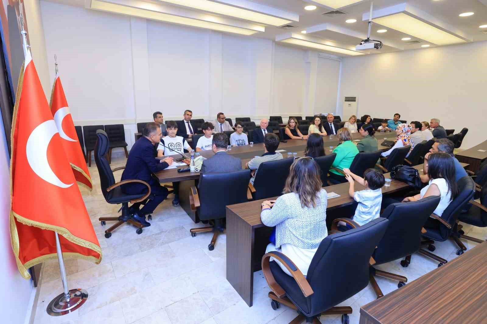 Muğla Valisi Dr. İdris Akbıyık, LGS şampiyonlarını altınla ödüllendirdi