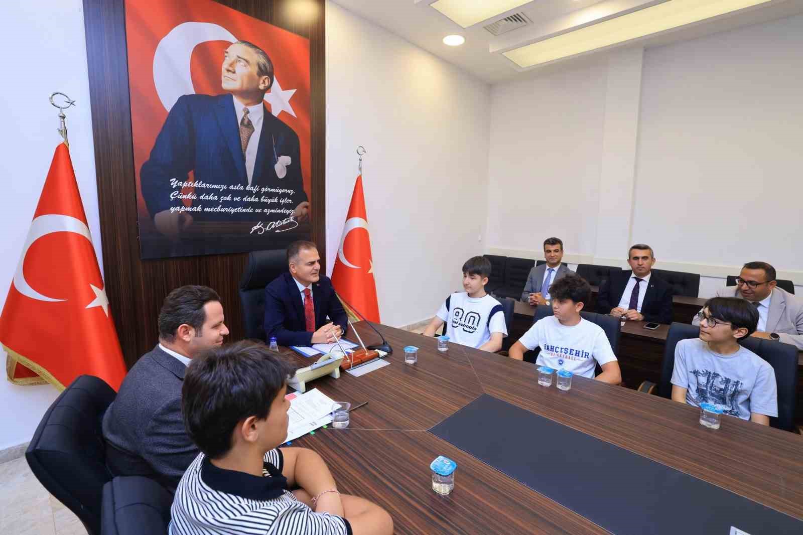 Muğla Valisi Dr. İdris Akbıyık, LGS şampiyonlarını altınla ödüllendirdi