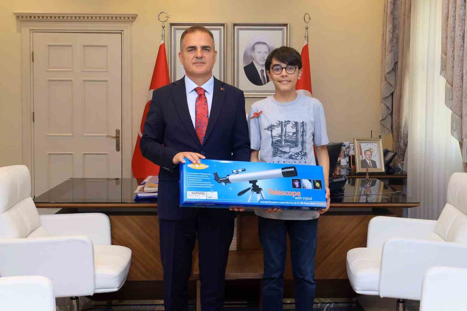 Muğla Valisi Dr. İdris Akbıyık, LGS şampiyonlarını altınla ödüllendirdi