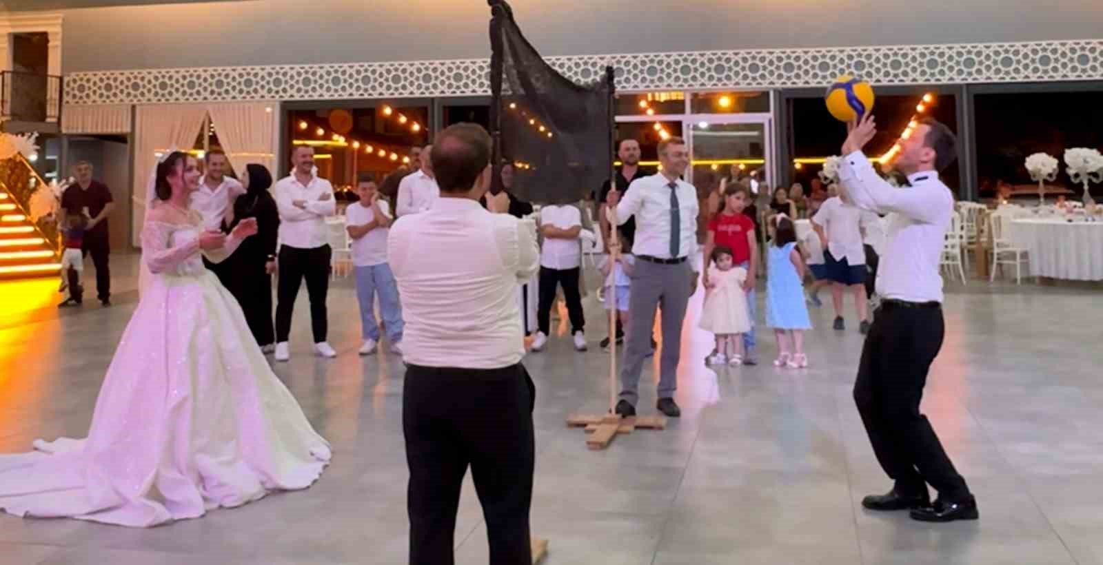 Voleybol oynarken tanışan çift düğünlerinde de voleybol oynadı