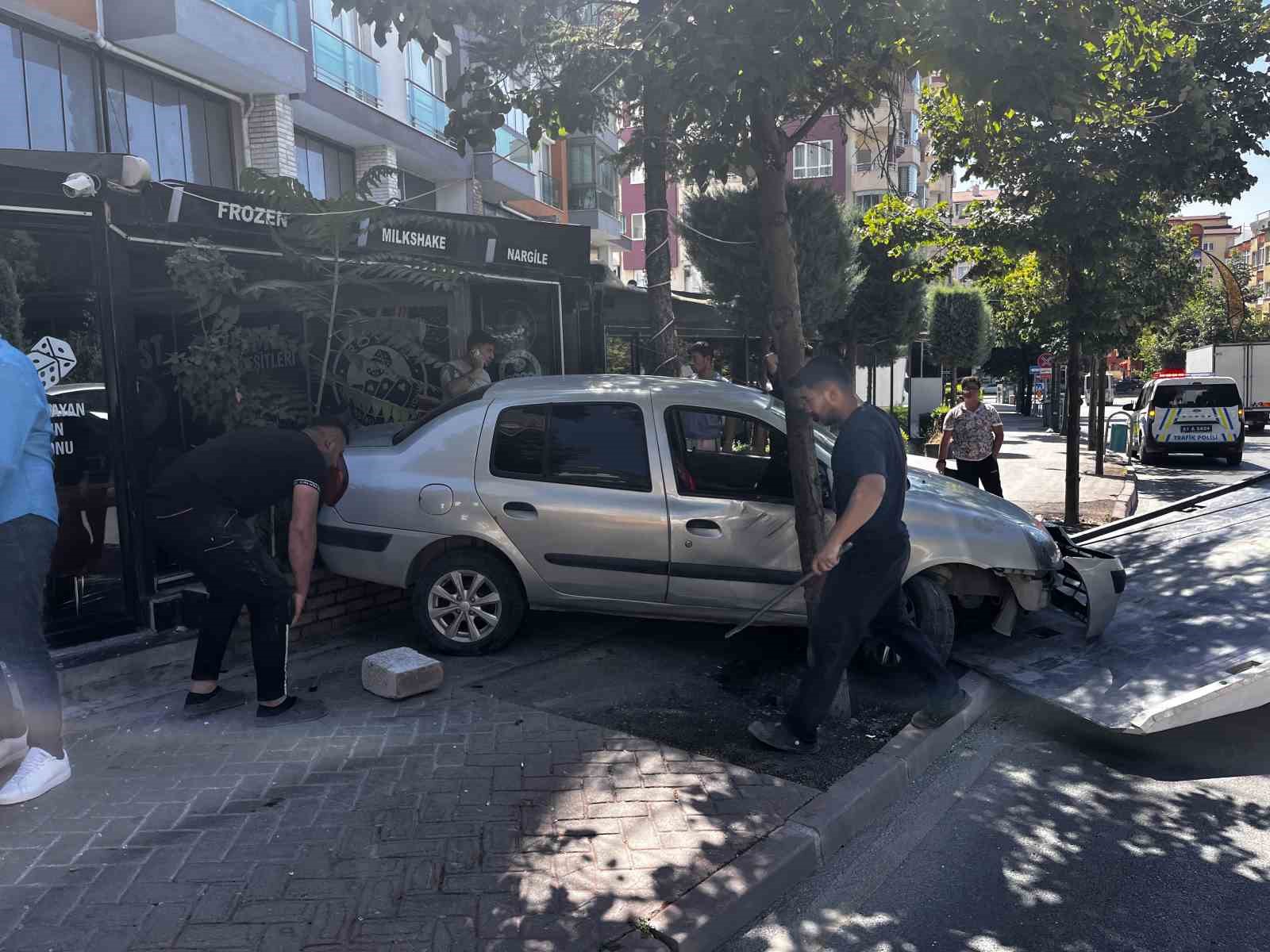 Kontrolden çıkan otomobil iş yerine daldı
