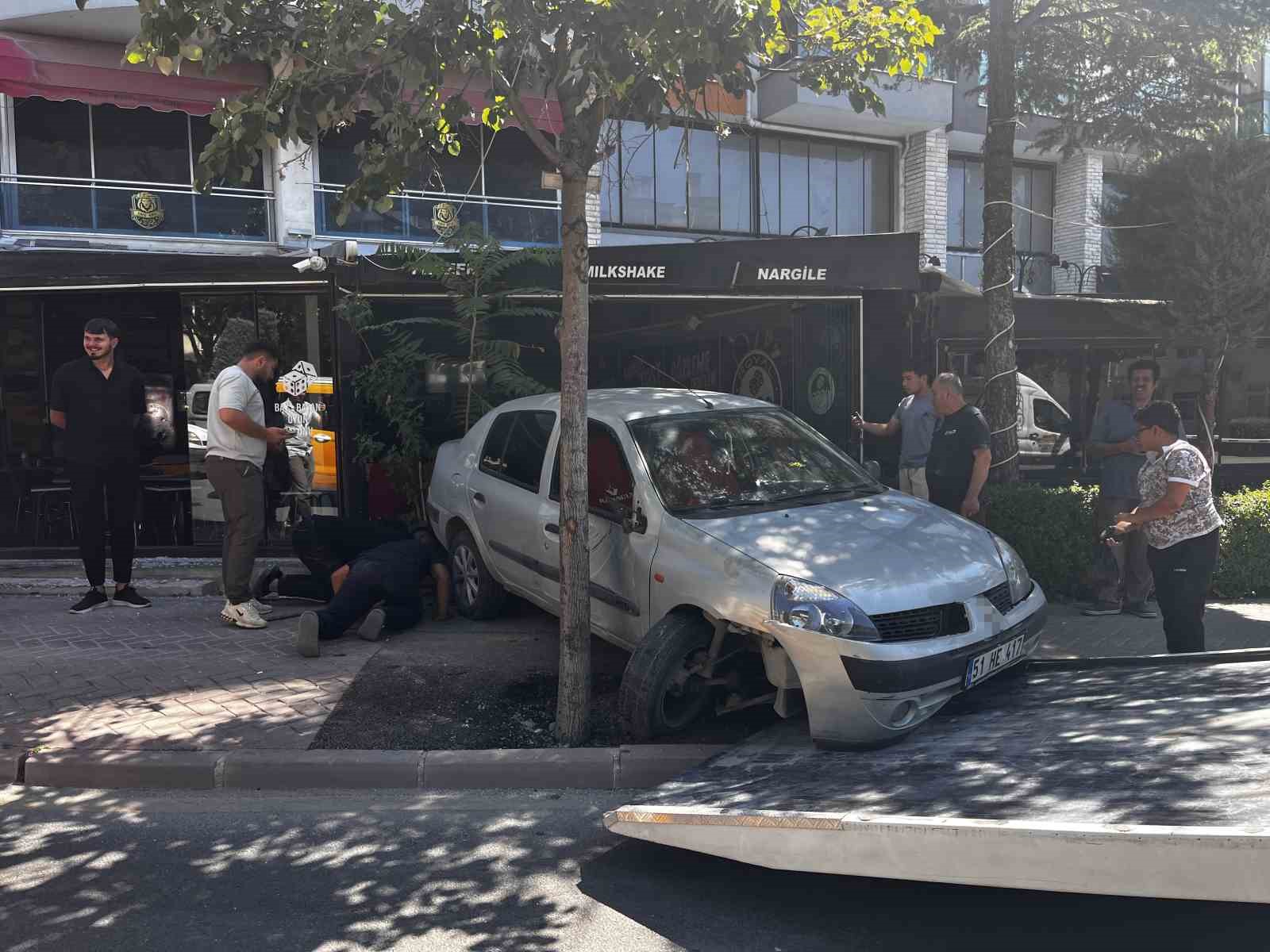 Kontrolden çıkan otomobil iş yerine daldı