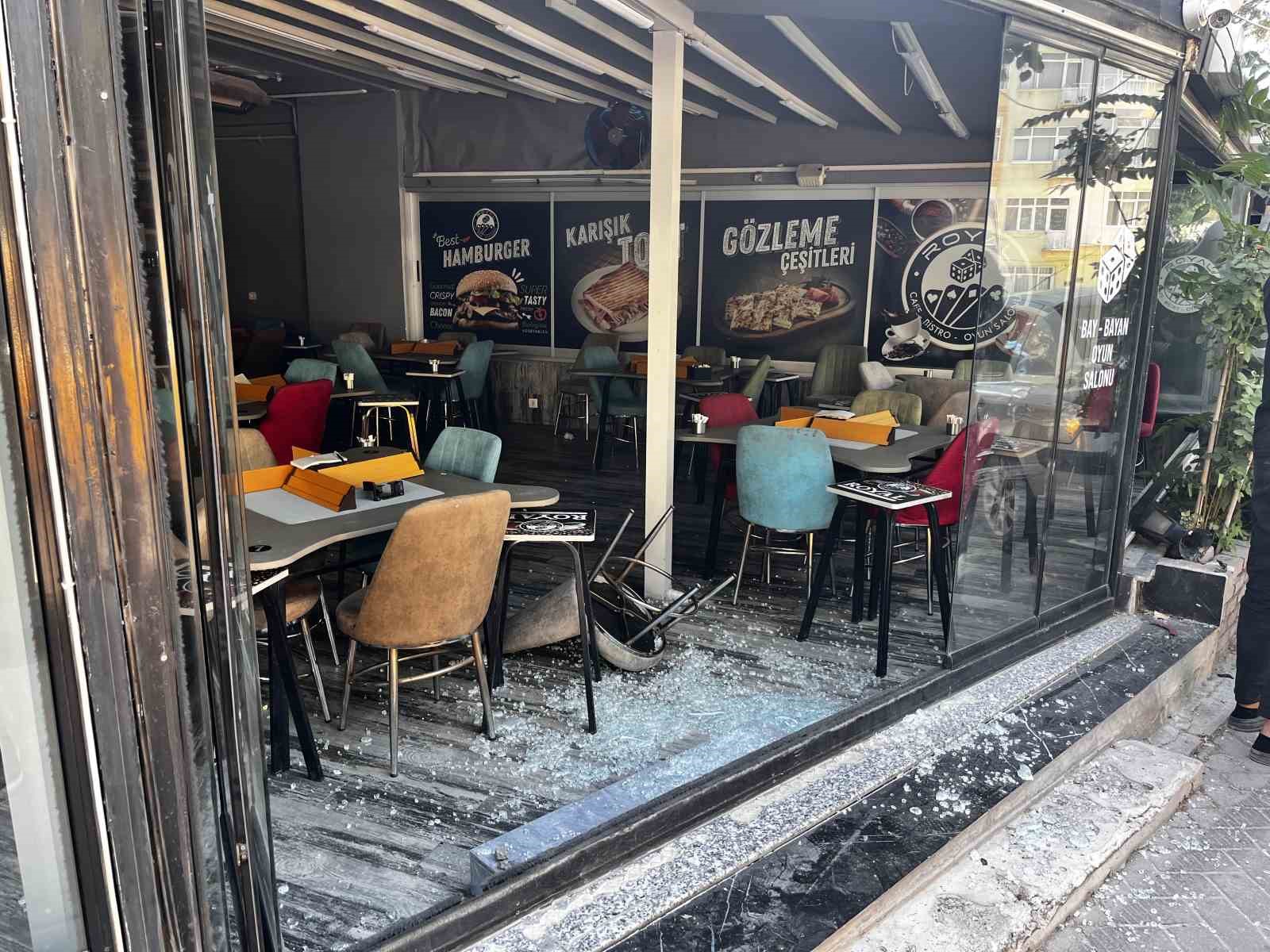 Kontrolden çıkan otomobil iş yerine daldı