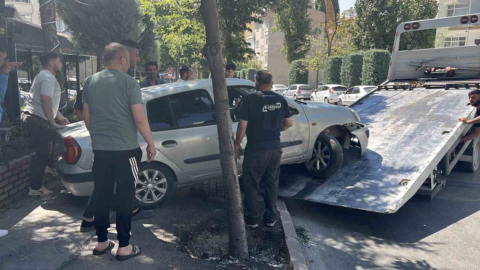 Kontrolden çıkan otomobil iş yerine daldı