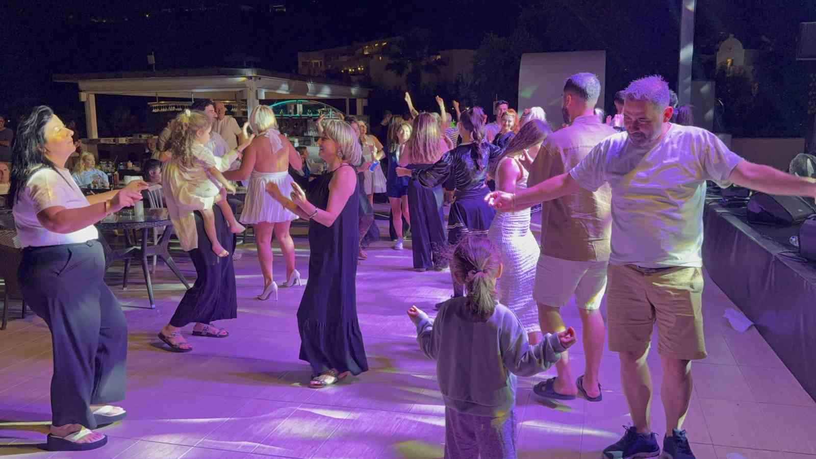 Türk gecesi turistlerden tam not aldı