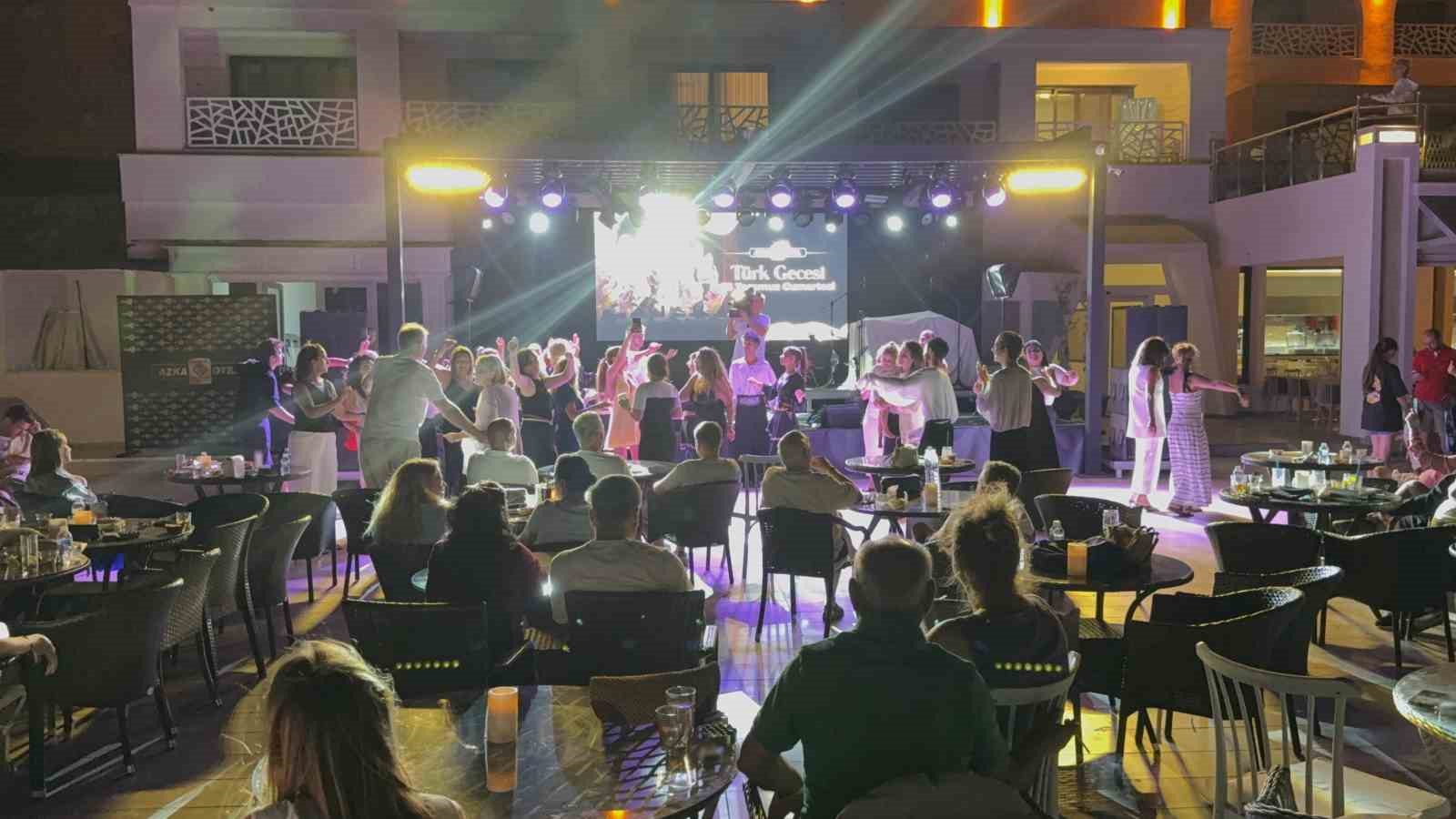 Türk gecesi turistlerden tam not aldı