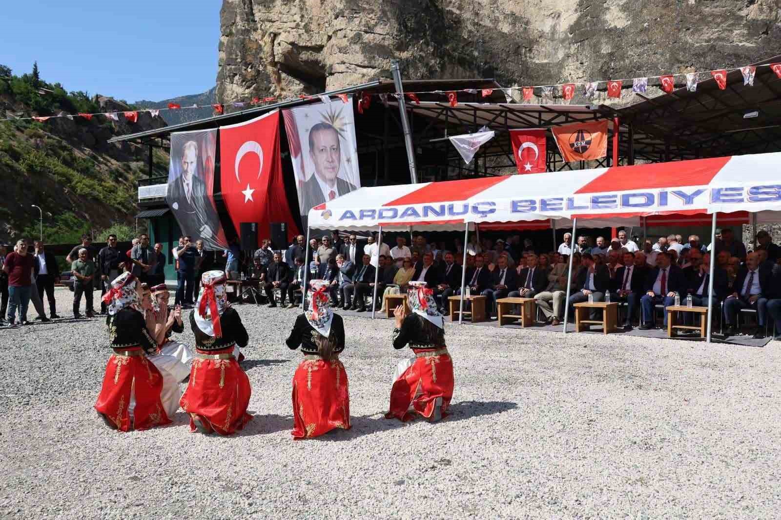 Ardanuç ilçesine 200 milyon liralık giriş yolu projesi