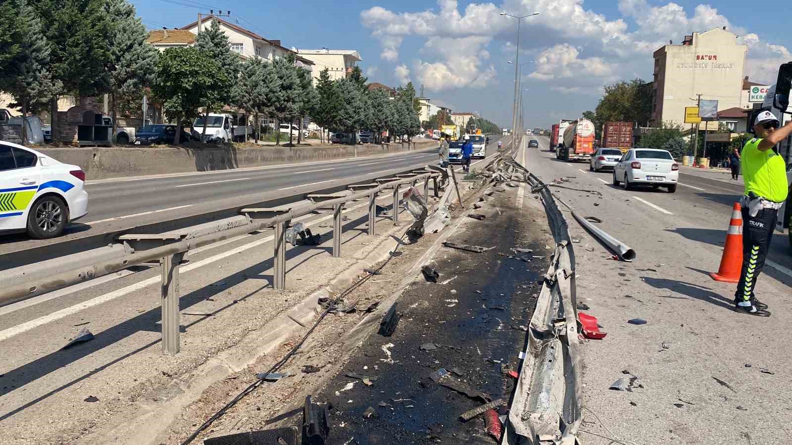 Kontrolden çıkan tır bariyerleri aşarak karşı şeride geçti: 1 yaralı