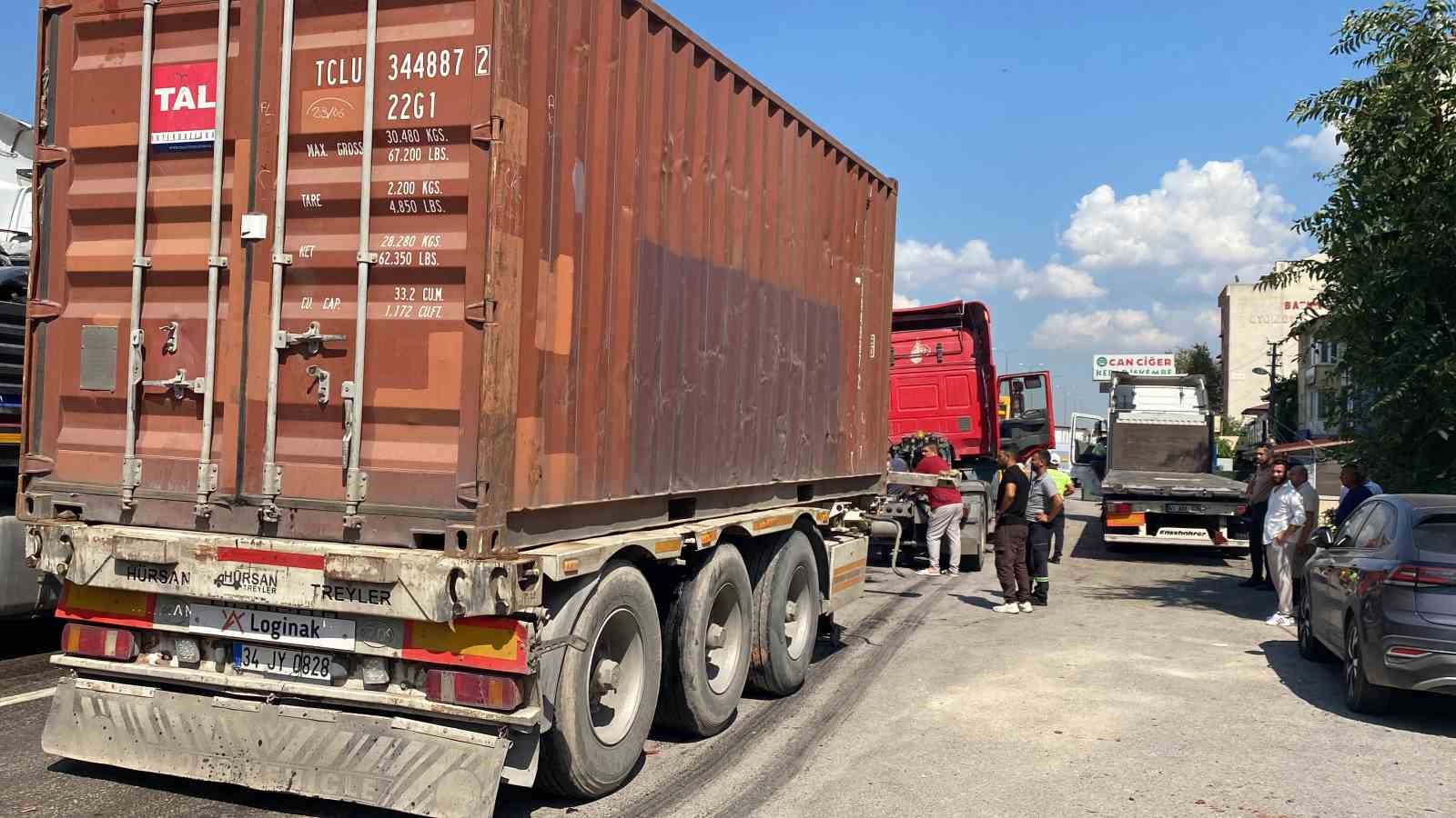 Kontrolden çıkan tır bariyerleri aşarak karşı şeride geçti: 1 yaralı