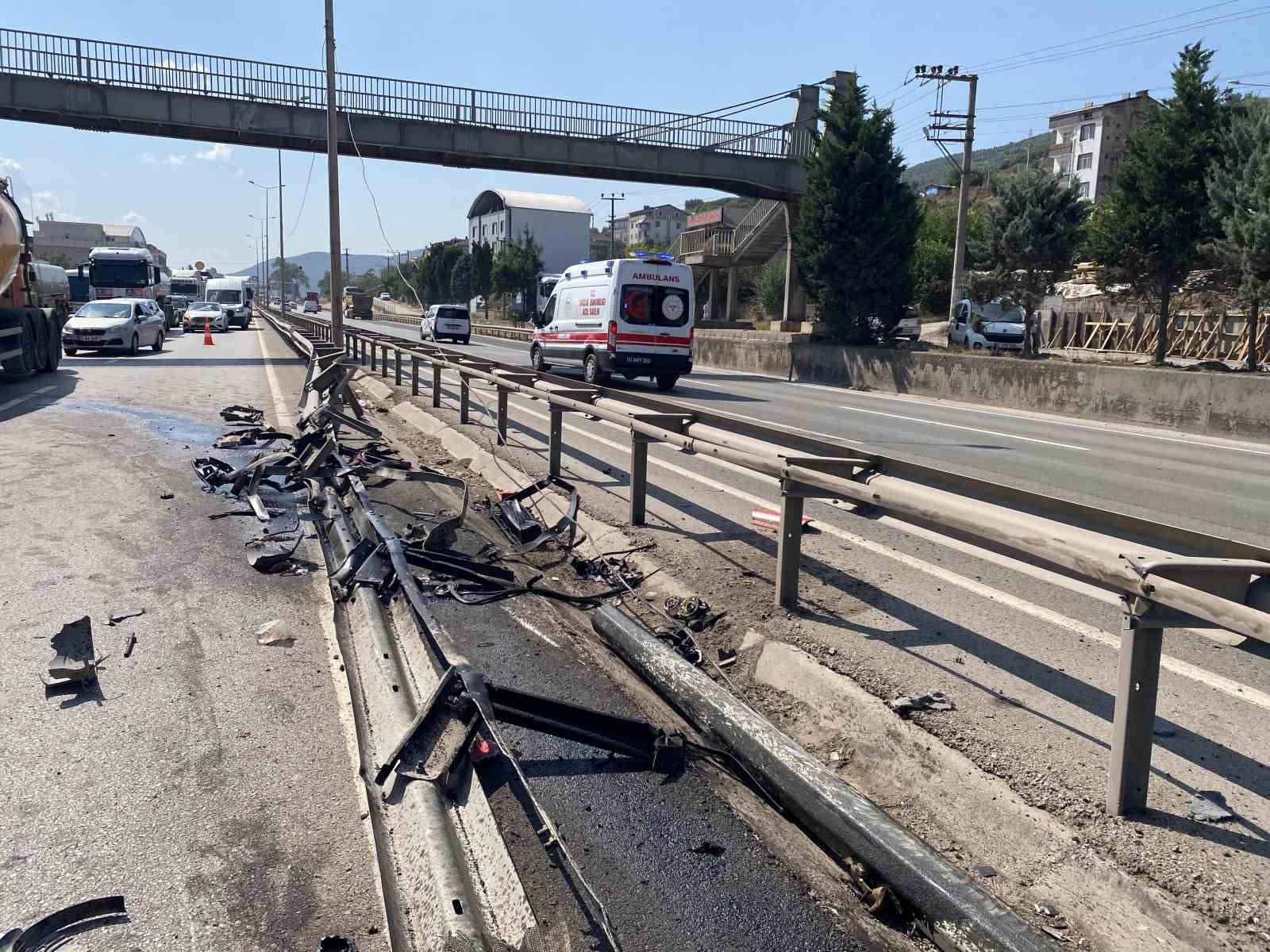 Kontrolden çıkan tır bariyerleri aşarak karşı şeride geçti: 1 yaralı