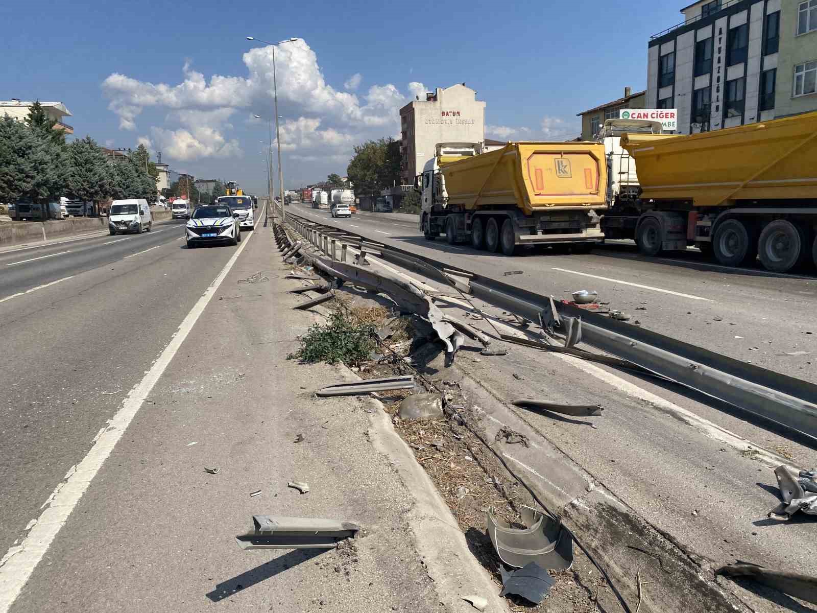 Kontrolden çıkan tır bariyerleri aşarak karşı şeride geçti: 1 yaralı