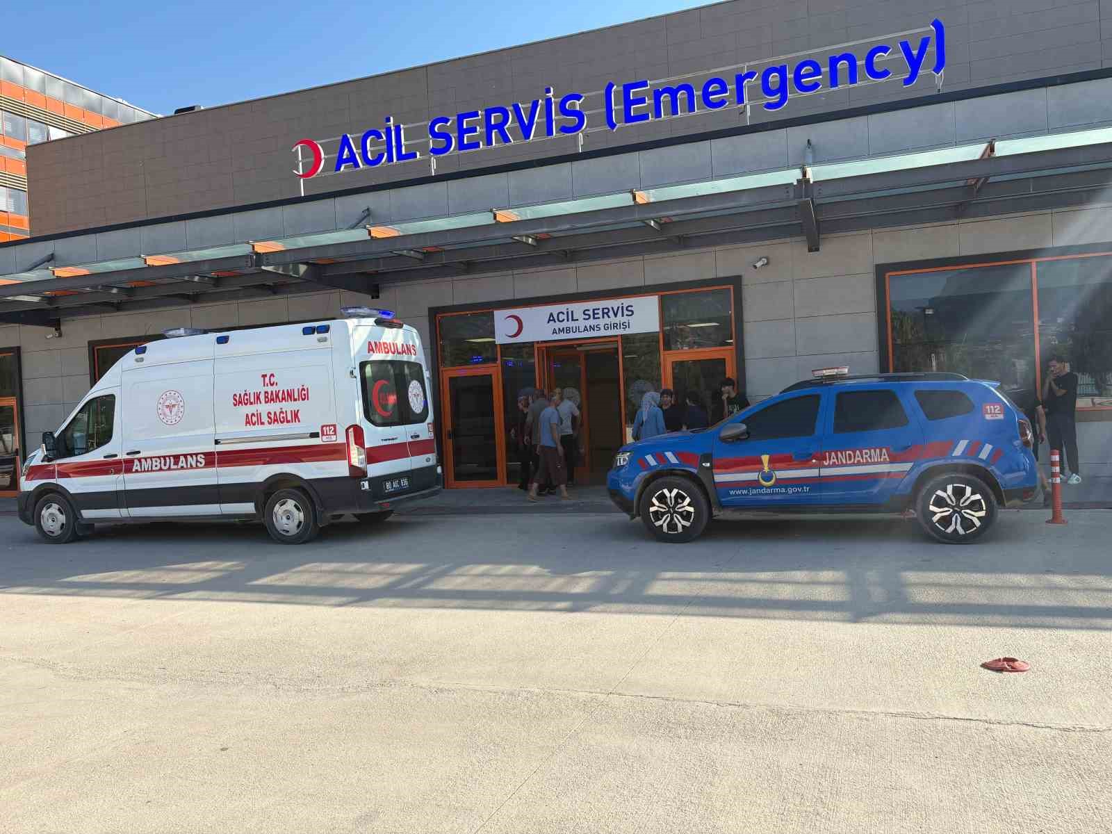 Osmaniye’de traktör devrildi, 2 kişi yaralandı