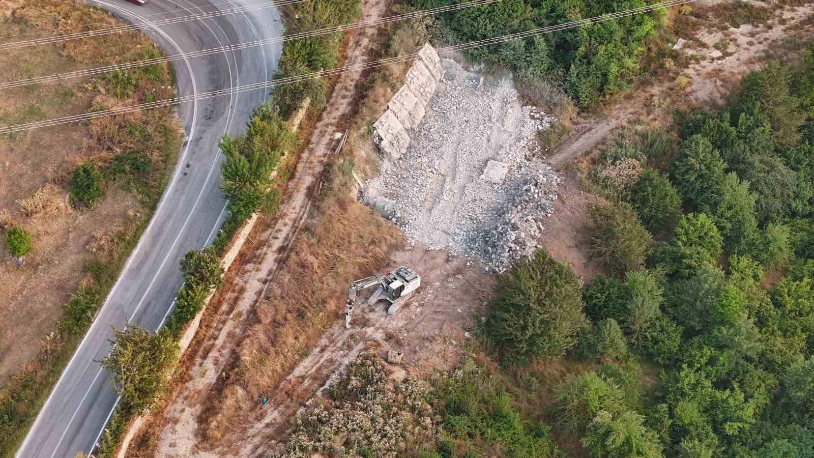 Kartalkaya’da 78 kişinin hayatını kaybettiği otelin sahibinin orman arazisine yaptığı kaçak yapı yıkıldı