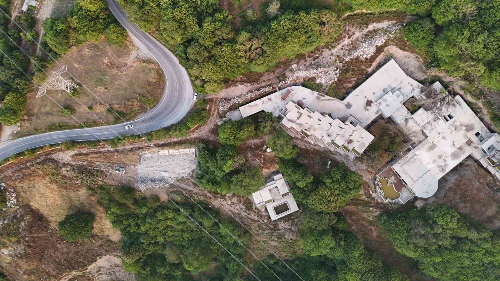 Kartalkaya’da 78 kişinin hayatını kaybettiği otelin sahibinin orman arazisine yaptığı kaçak yapı yıkıldı