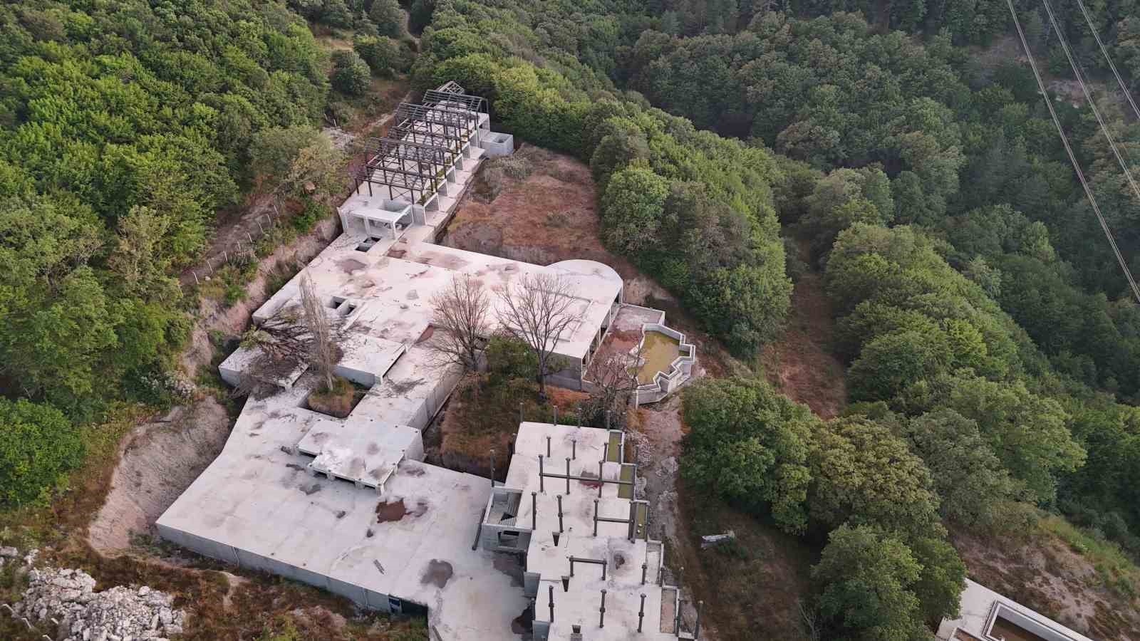 Kartalkaya’da 78 kişinin hayatını kaybettiği otelin sahibinin orman arazisine yaptığı kaçak yapı yıkıldı