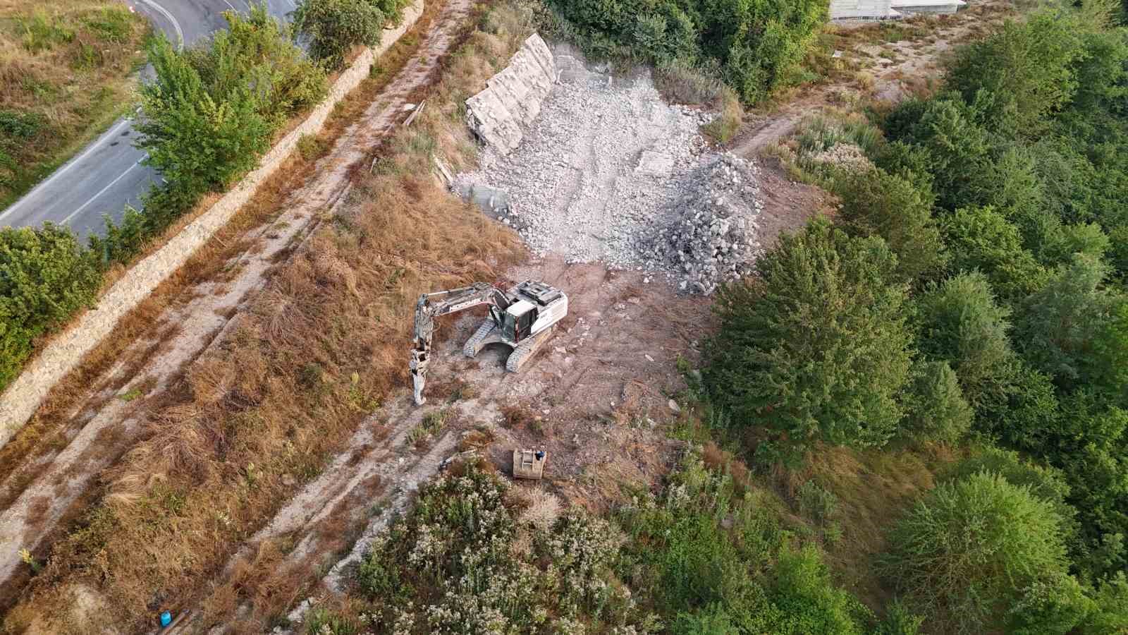 Kartalkaya’da 78 kişinin hayatını kaybettiği otelin sahibinin orman arazisine yaptığı kaçak yapı yıkıldı