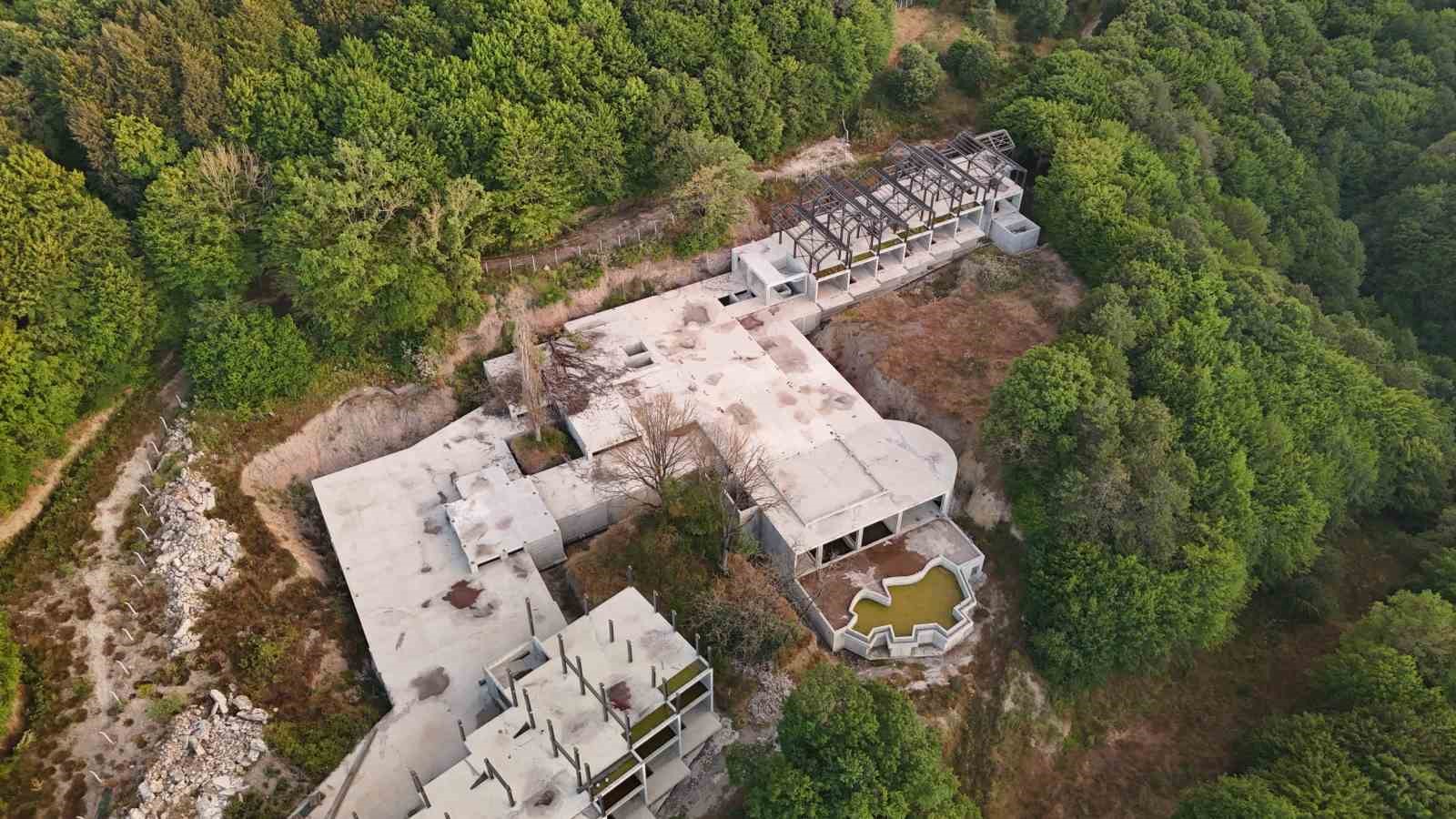 Kartalkaya’da 78 kişinin hayatını kaybettiği otelin sahibinin orman arazisine yaptığı kaçak yapı yıkıldı