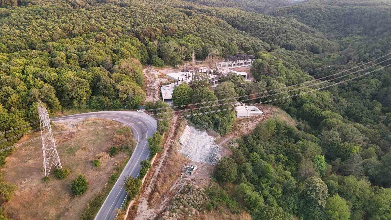 Kartalkaya’da 78 kişinin hayatını kaybettiği otelin sahibinin orman arazisine yaptığı kaçak yapı yıkıldı