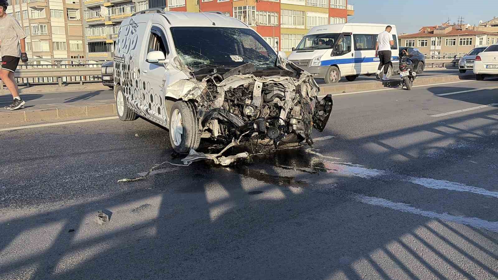 Kontrolden çıkan araç bariyerlere çarptı: Kaza anı kamerada