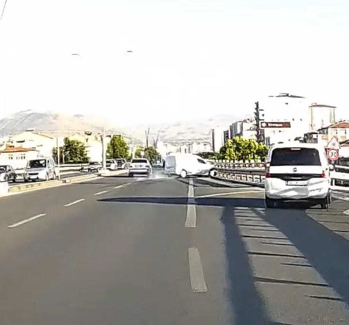 Kontrolden çıkan araç bariyerlere çarptı: Kaza anı kamerada