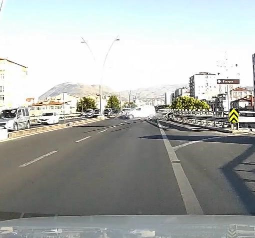 Kontrolden çıkan araç bariyerlere çarptı: Kaza anı kamerada
