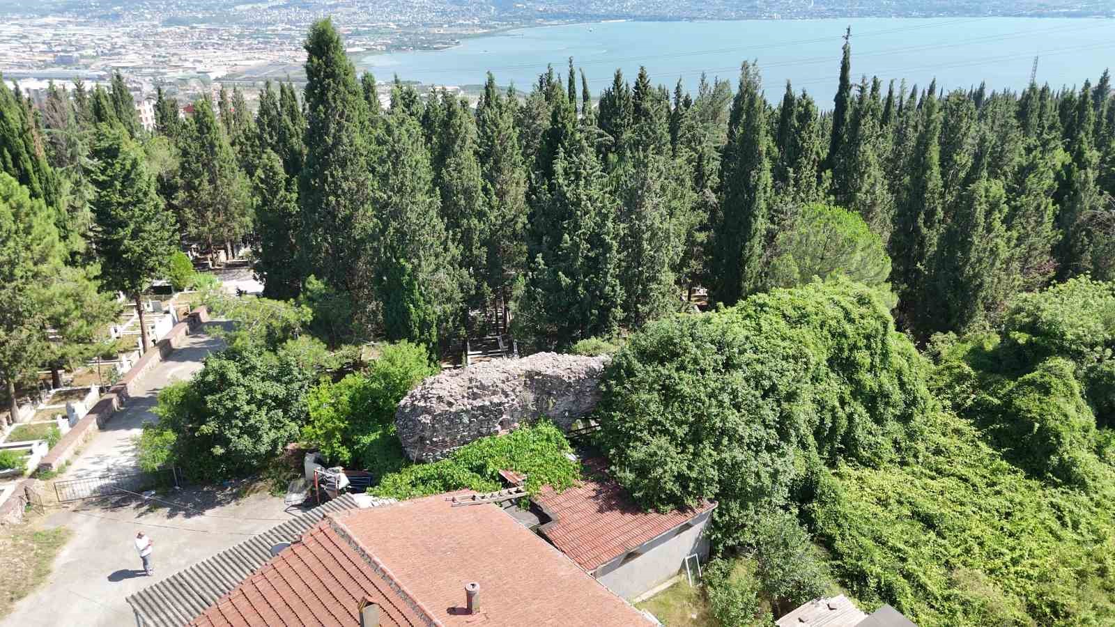 Asırlık sur kalıntıları otlar ve sarmaşıkların arasında kayboldu