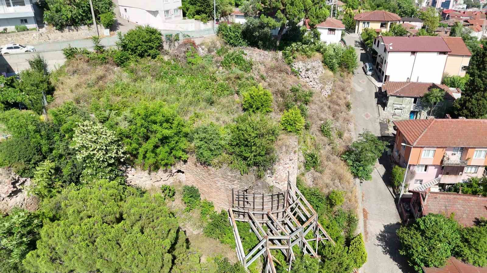 Asırlık sur kalıntıları otlar ve sarmaşıkların arasında kayboldu