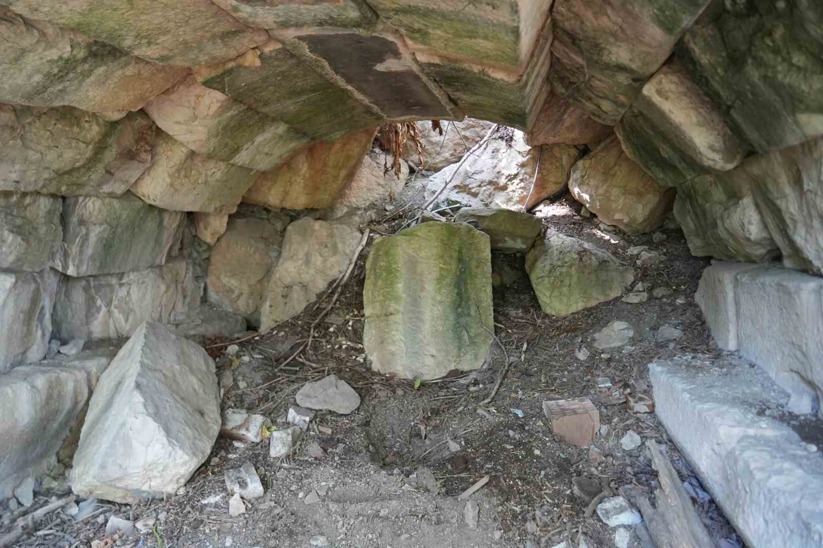 Asırlık sur kalıntıları otlar ve sarmaşıkların arasında kayboldu