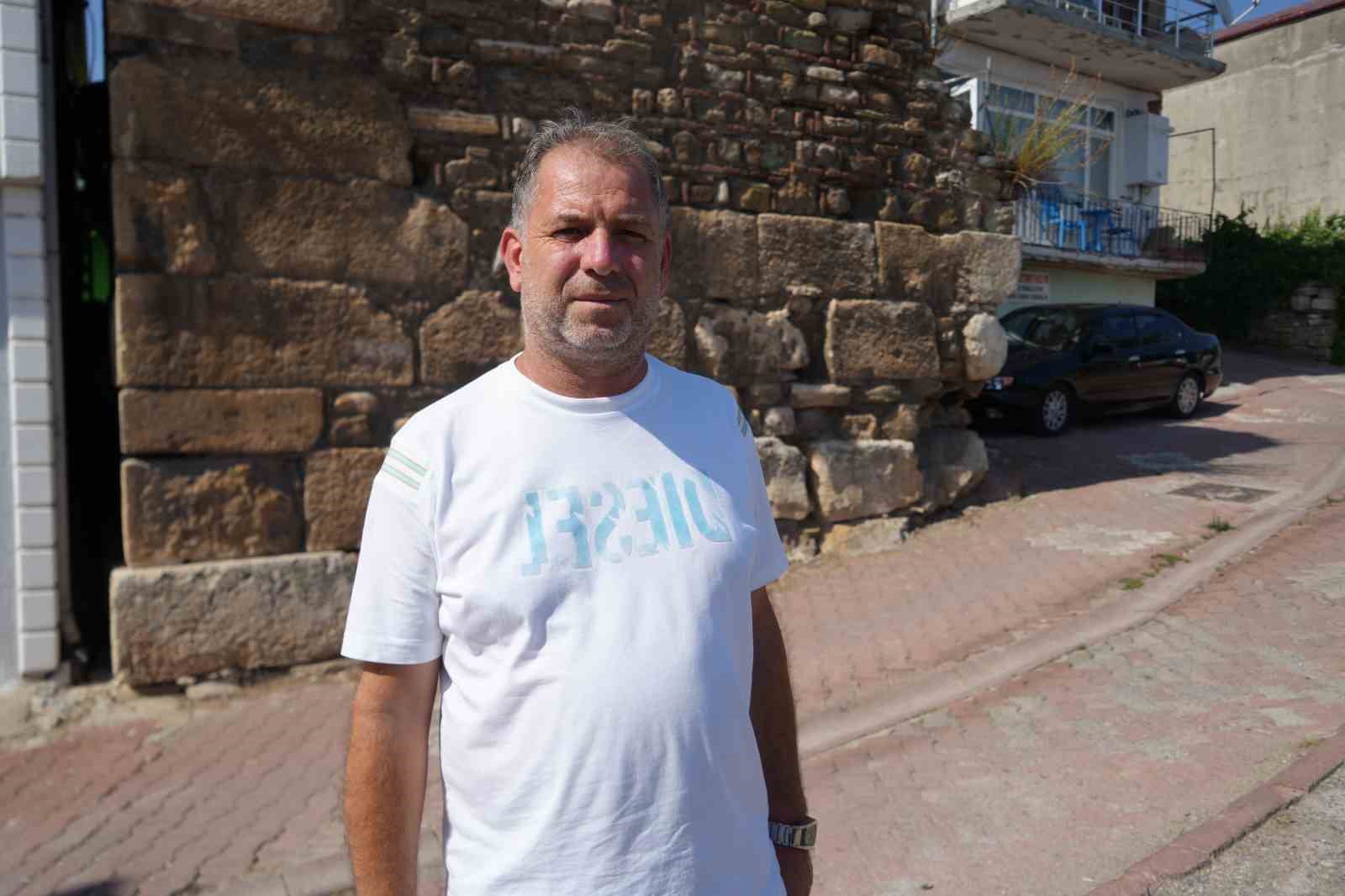 Asırlık sur kalıntıları otlar ve sarmaşıkların arasında kayboldu