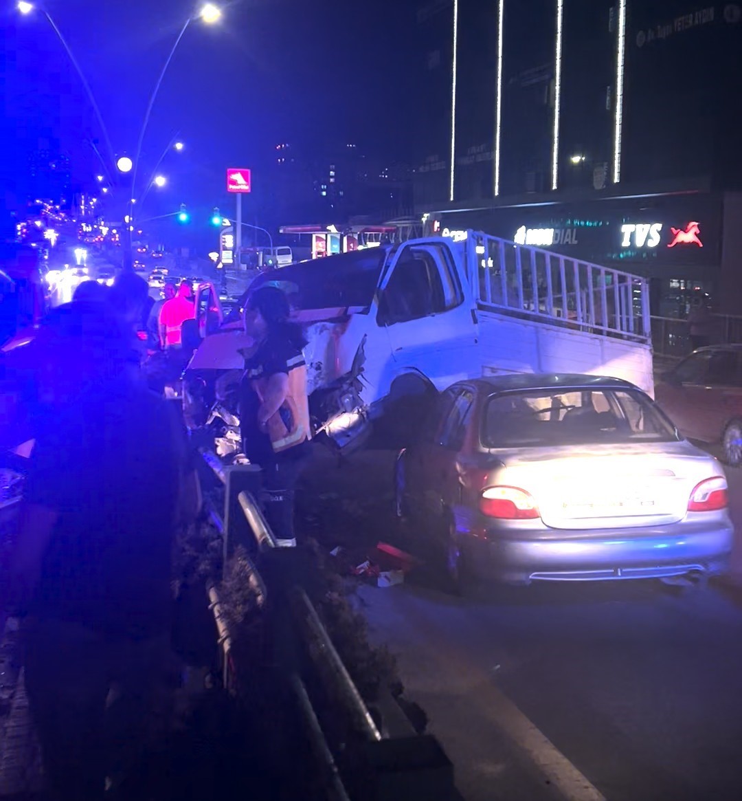 Niğde’de 3 aracın karıştığı kazada 2 kişi yaralandı