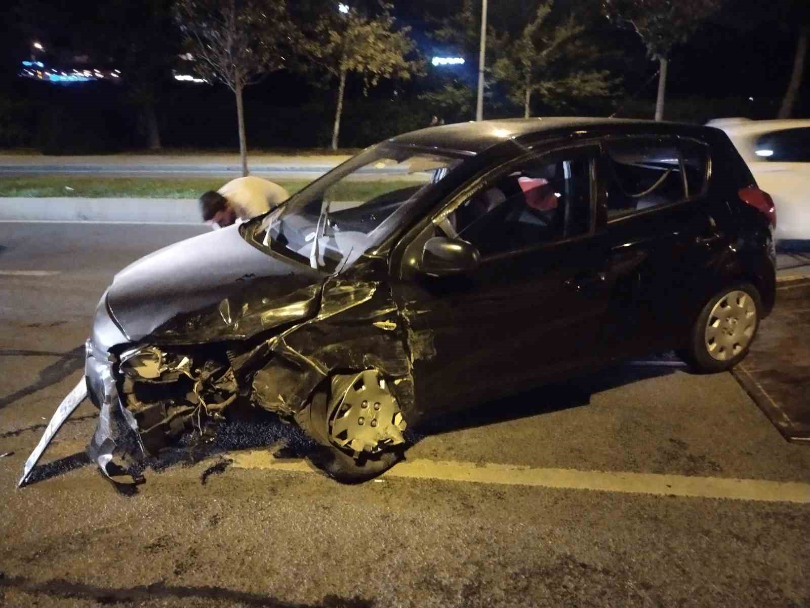 Maltepe’de ters yöne giren otomobil, park halindeki iki araca çarptı: 1 yaralı