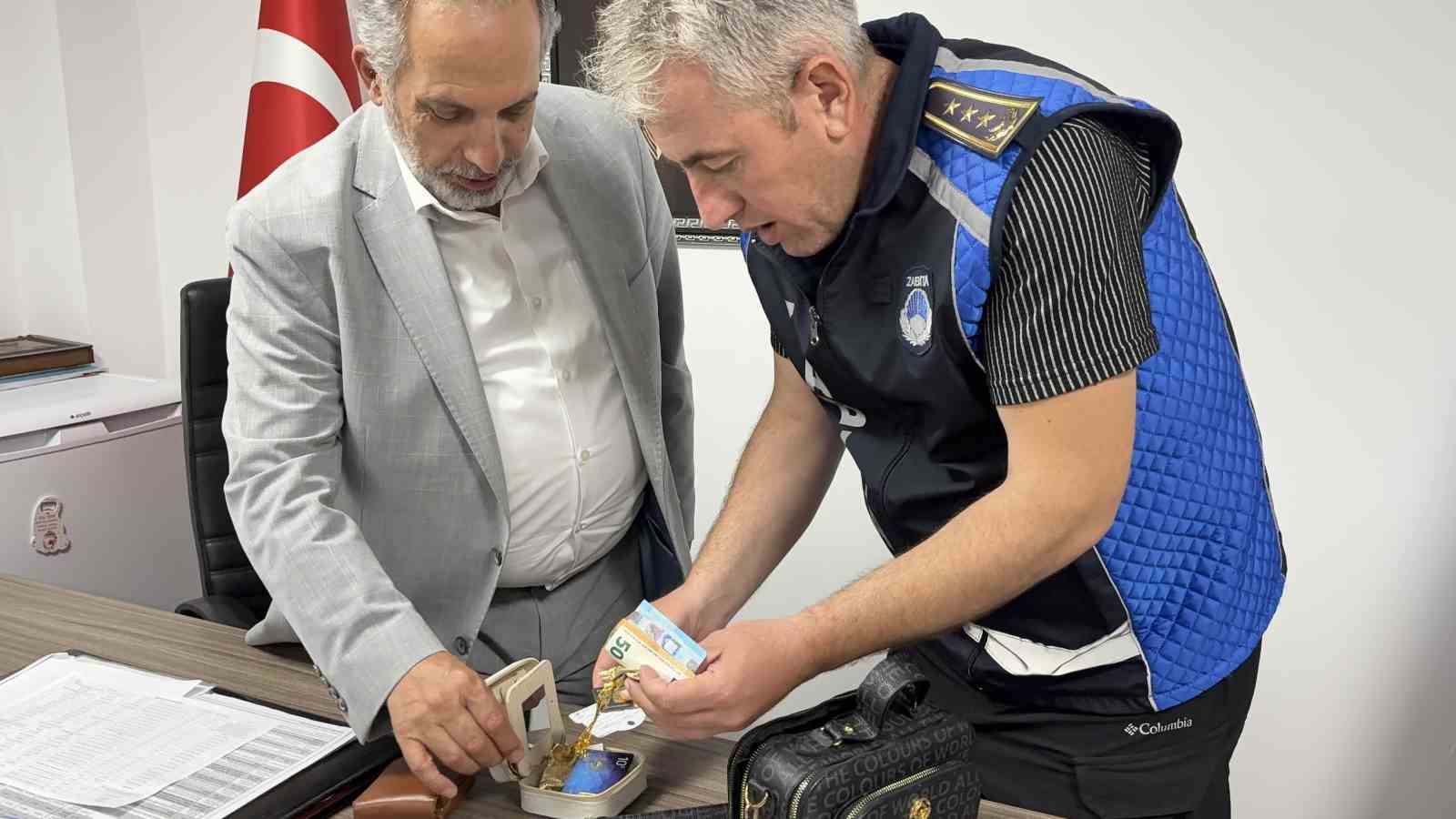 Kayseri’de mesire alanında unutulan 700 bin TL değerindeki ziynet eşyasını belediye ekipleri buldu