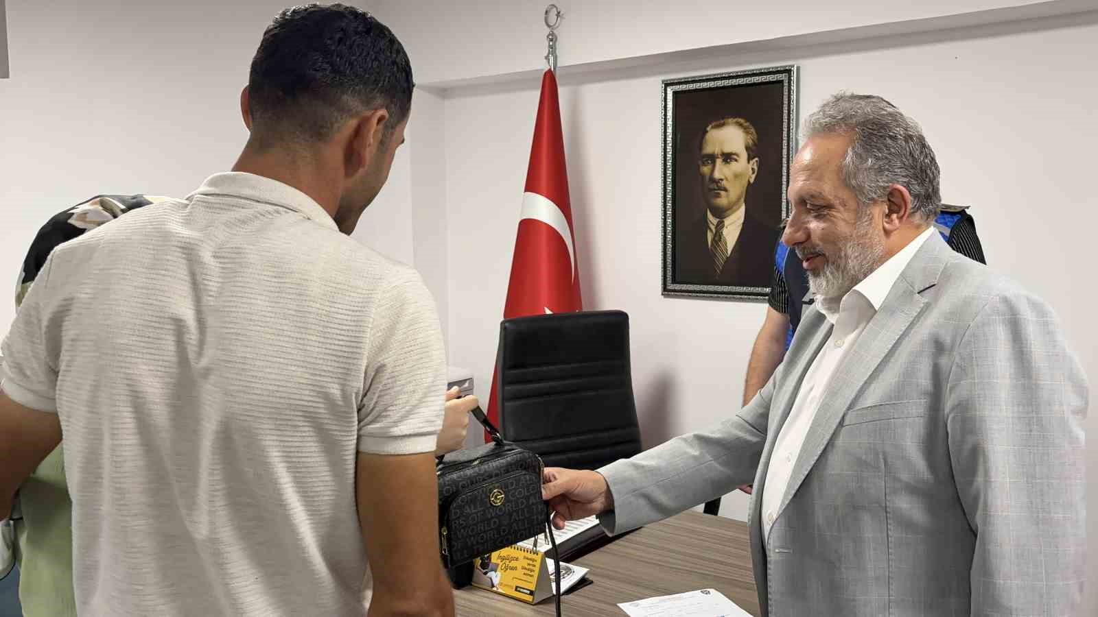Kayseri’de mesire alanında unutulan 700 bin TL değerindeki ziynet eşyasını belediye ekipleri buldu