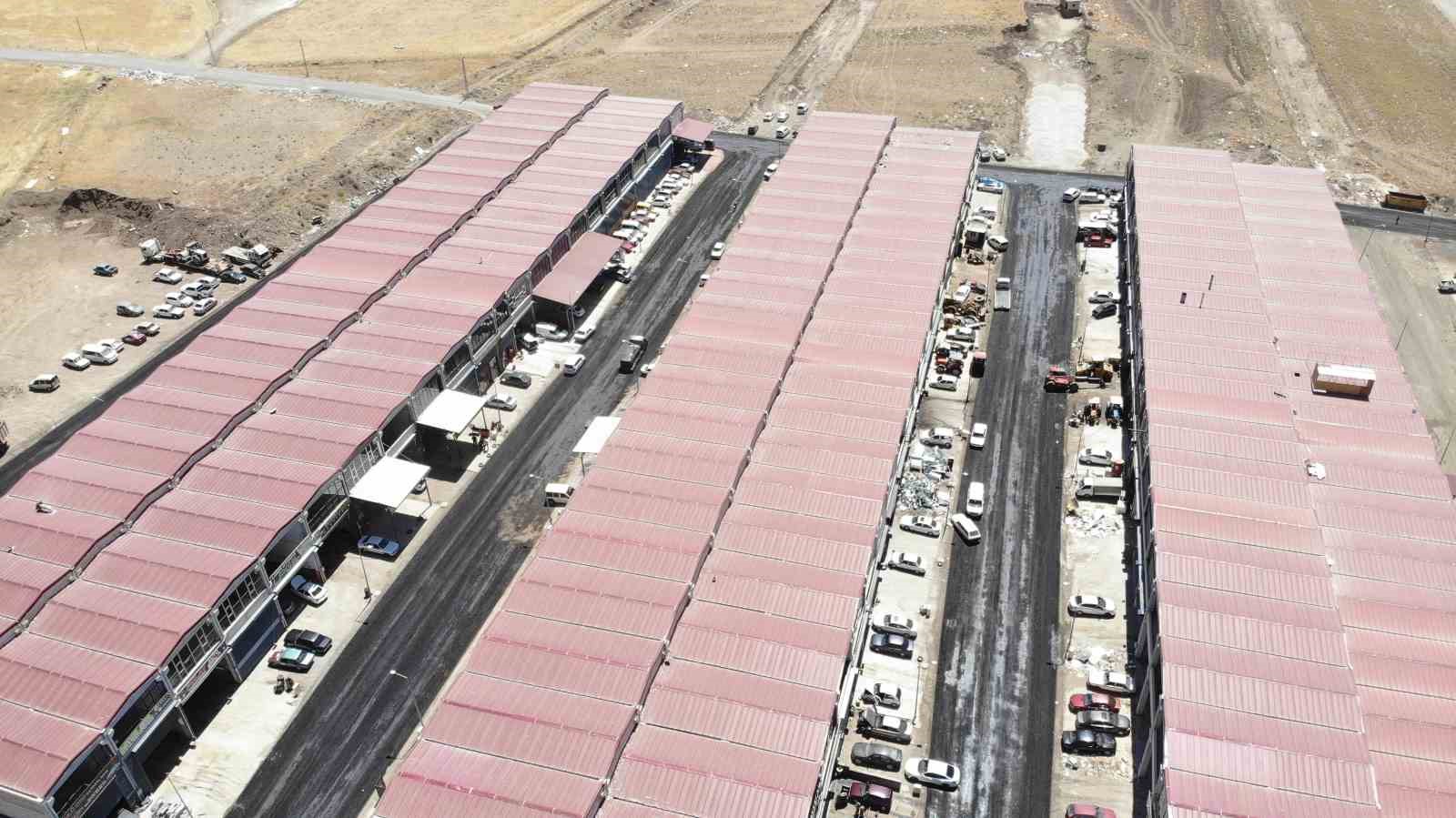 İlçe belediyesinin sorumluluğundaki yollar esnafın mağduriyeti üzerine Kahramanmaraş Büyükşehir Belediyesi tarafından yapılıyor