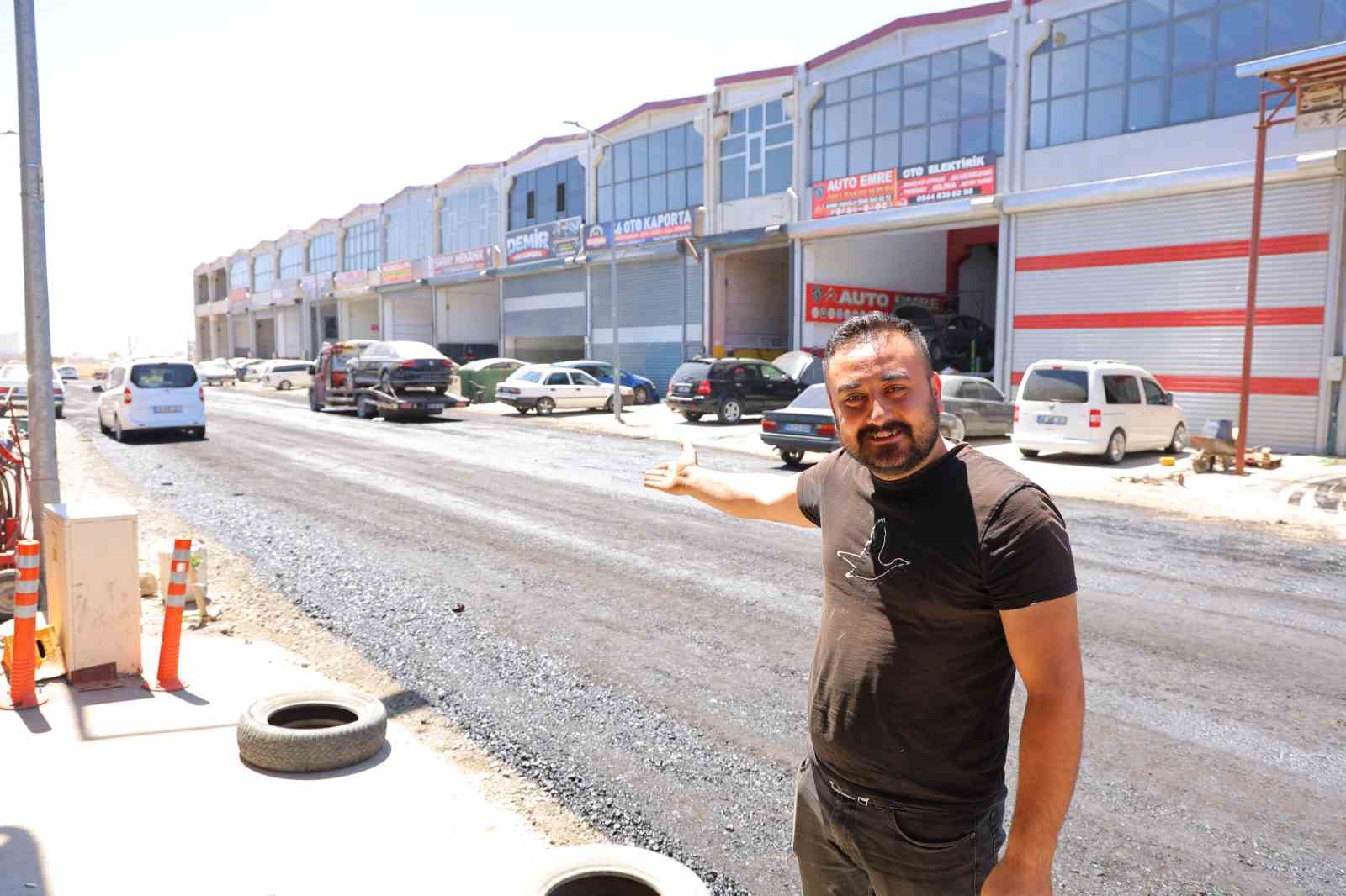İlçe belediyesinin sorumluluğundaki yollar esnafın mağduriyeti üzerine Kahramanmaraş Büyükşehir Belediyesi tarafından yapılıyor