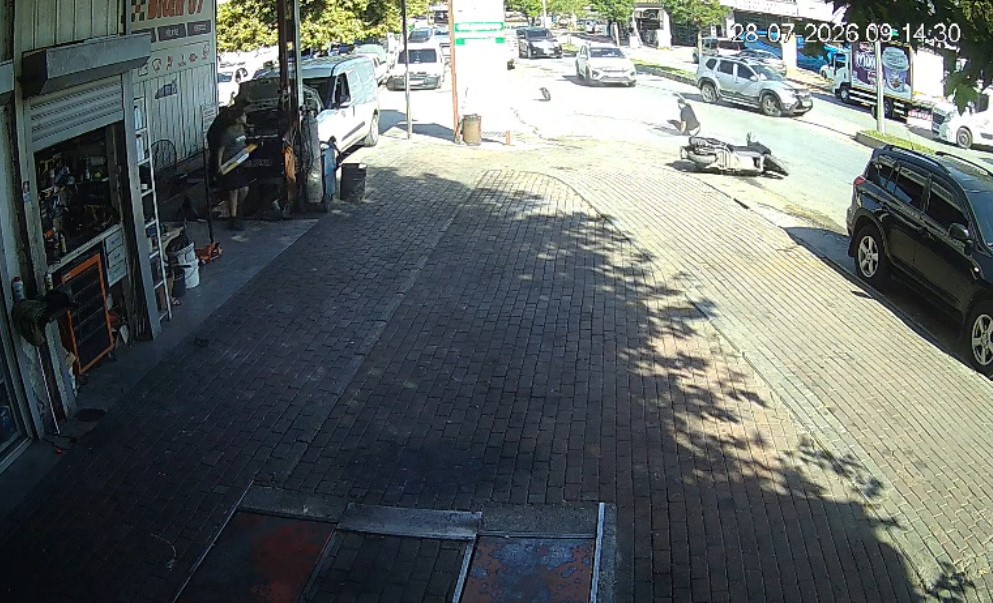 Otomobille çarpıştı, motosikletiyle birlikte metrelerce sürüklendi
