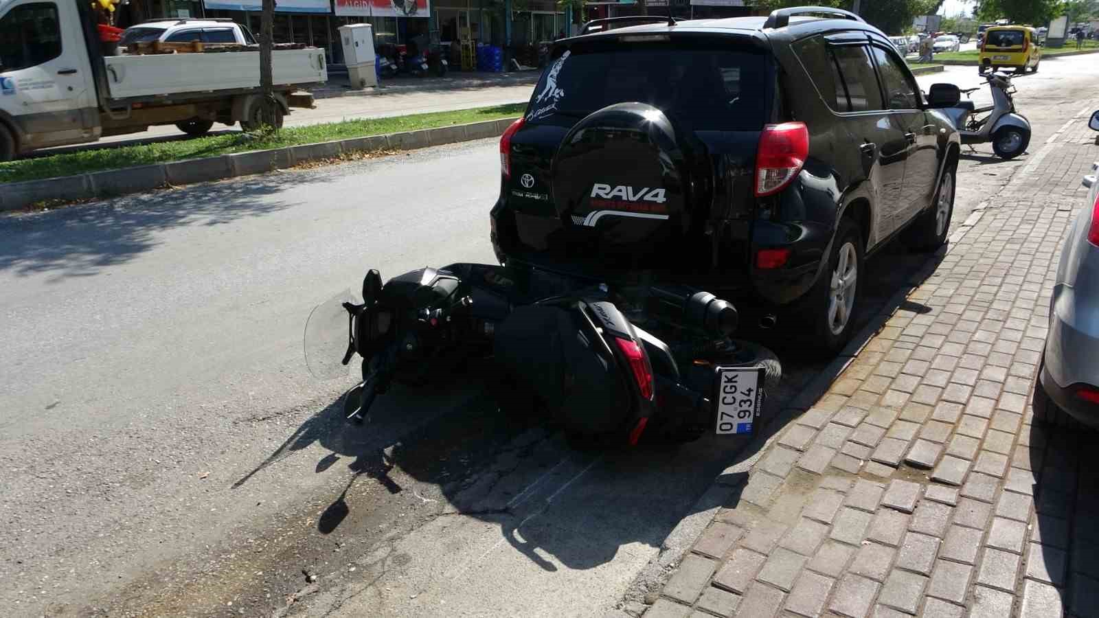 Otomobille çarpıştı, motosikletiyle birlikte metrelerce sürüklendi