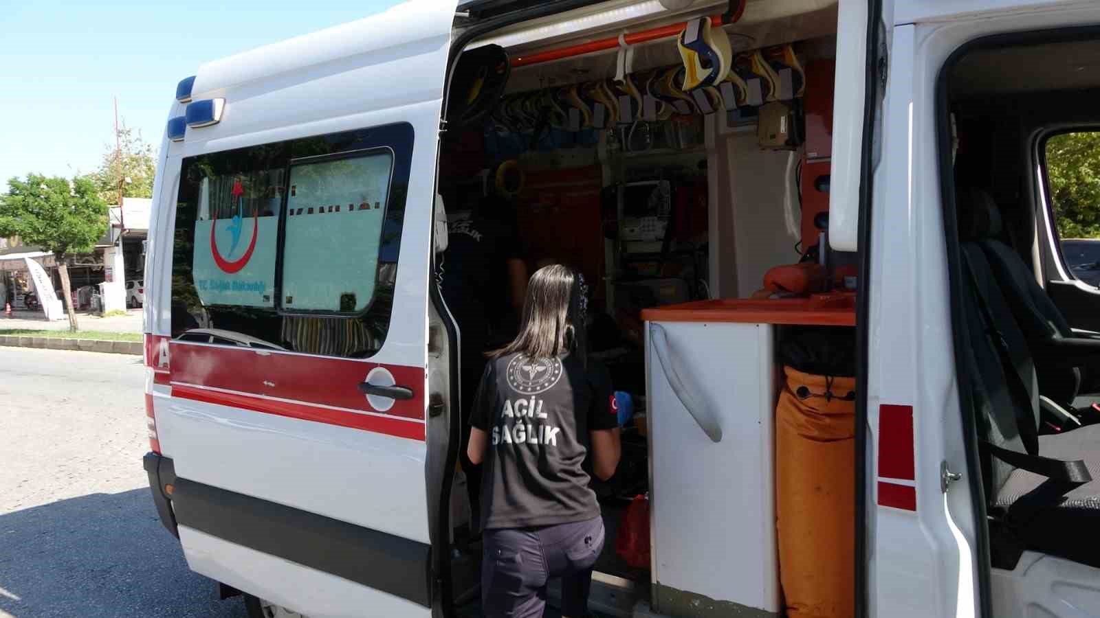 Otomobille çarpıştı, motosikletiyle birlikte metrelerce sürüklendi