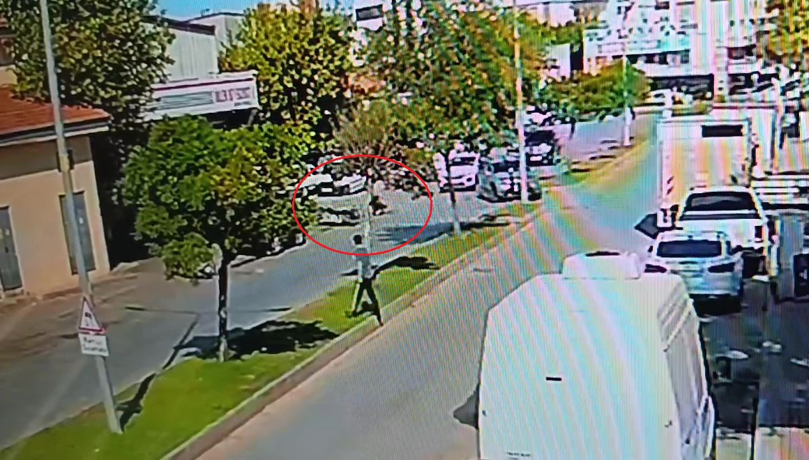 Otomobille çarpıştı, motosikletiyle birlikte metrelerce sürüklendi