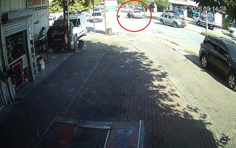 Otomobille çarpıştı, motosikletiyle birlikte metrelerce sürüklendi