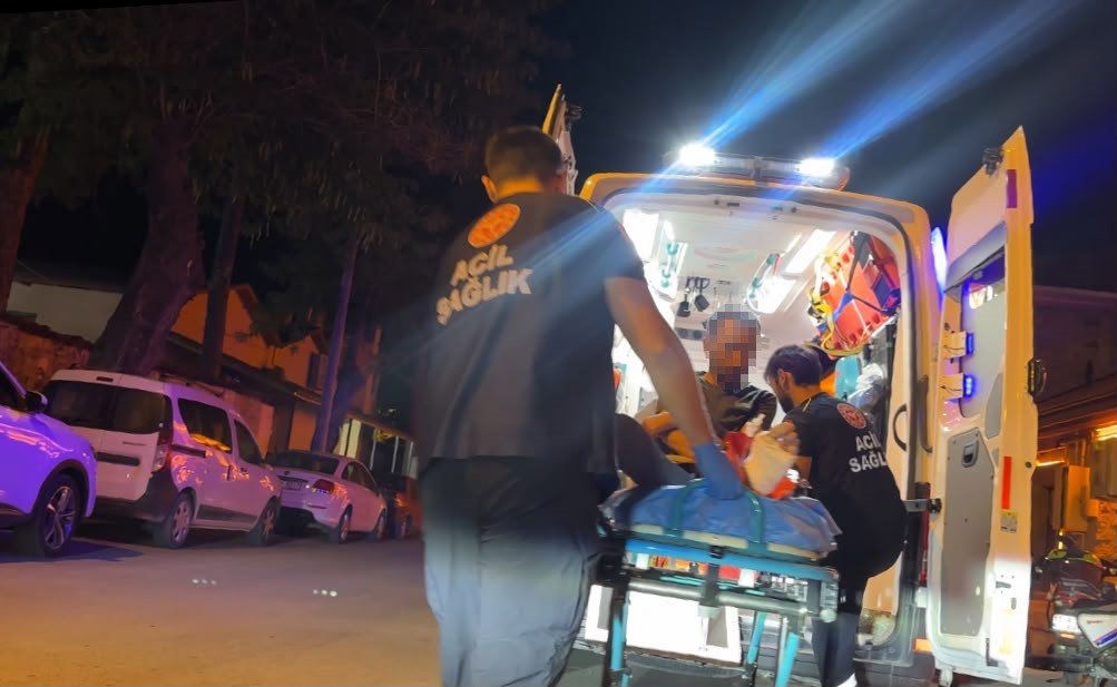 Alkollü sürücü ayağı alçılı halde motosiklet kullandı, park halindeki otomobillere çarptı