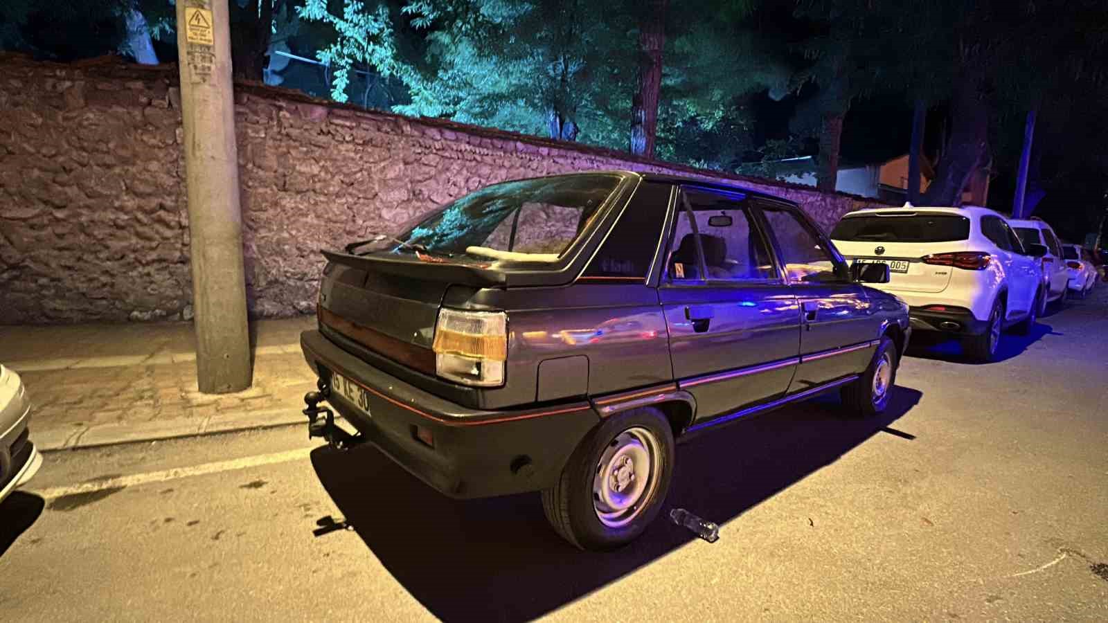 Alkollü sürücü ayağı alçılı halde motosiklet kullandı, park halindeki otomobillere çarptı