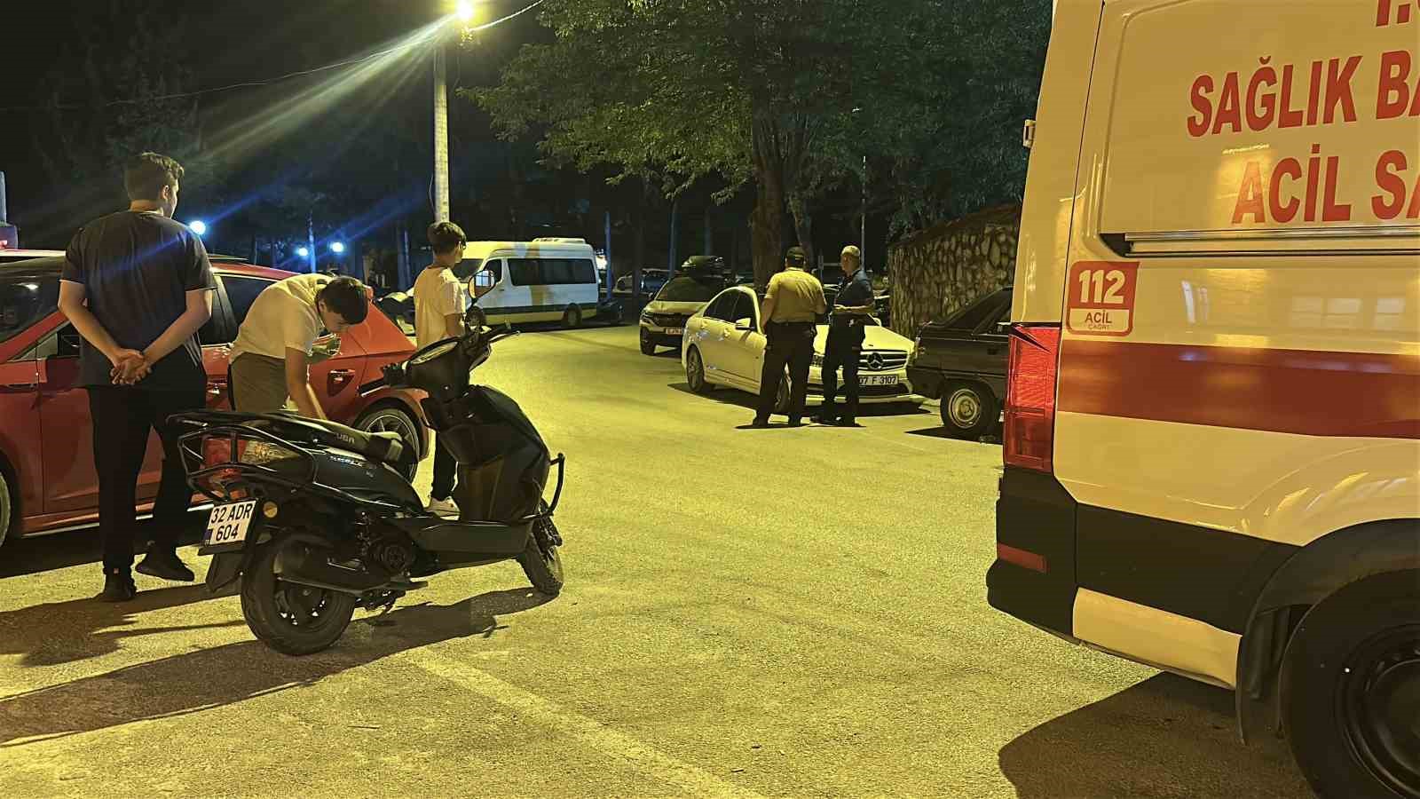 Alkollü sürücü ayağı alçılı halde motosiklet kullandı, park halindeki otomobillere çarptı