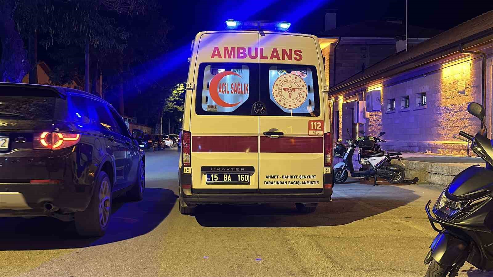 Alkollü sürücü ayağı alçılı halde motosiklet kullandı, park halindeki otomobillere çarptı