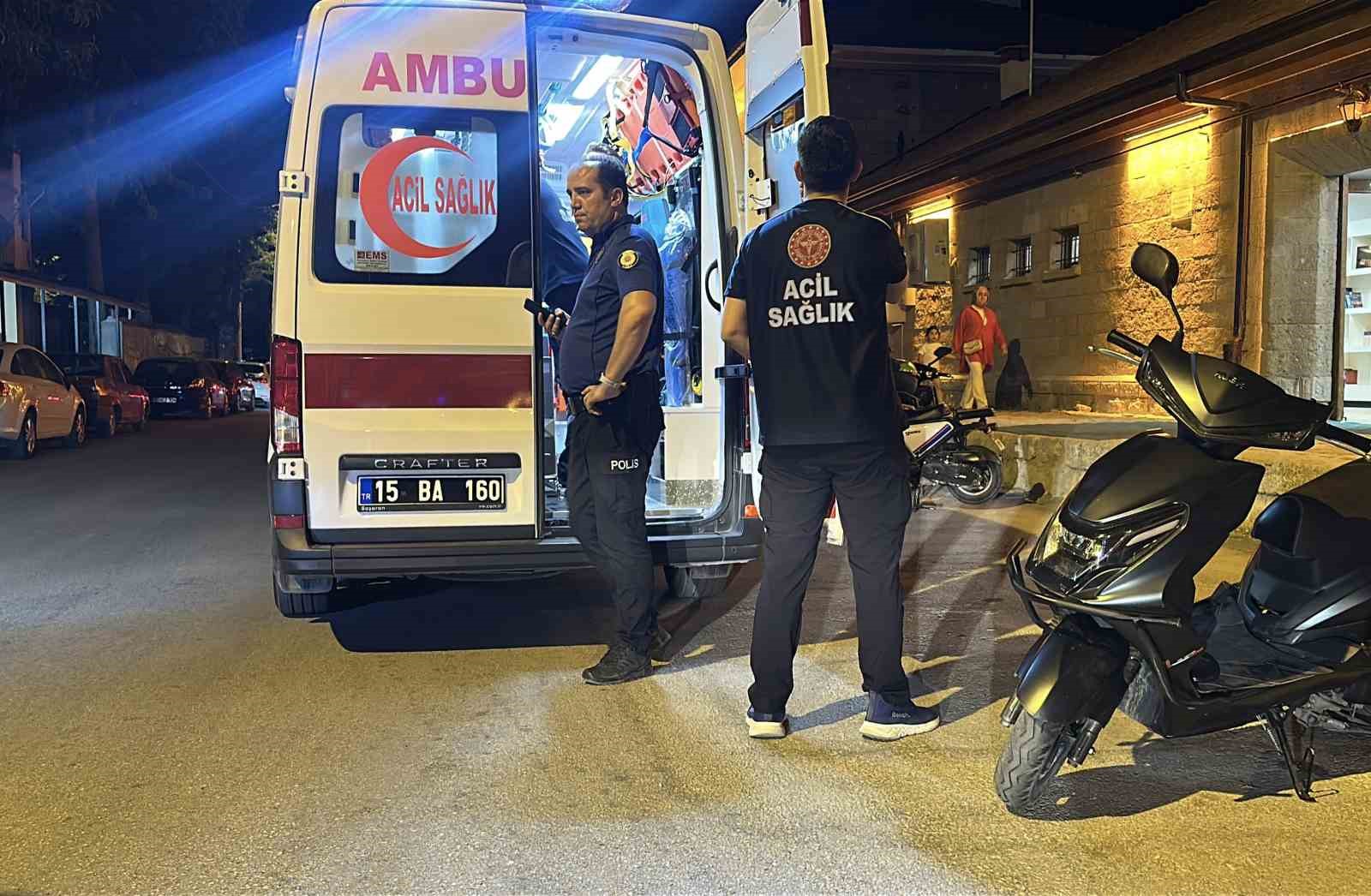 Alkollü sürücü ayağı alçılı halde motosiklet kullandı, park halindeki otomobillere çarptı