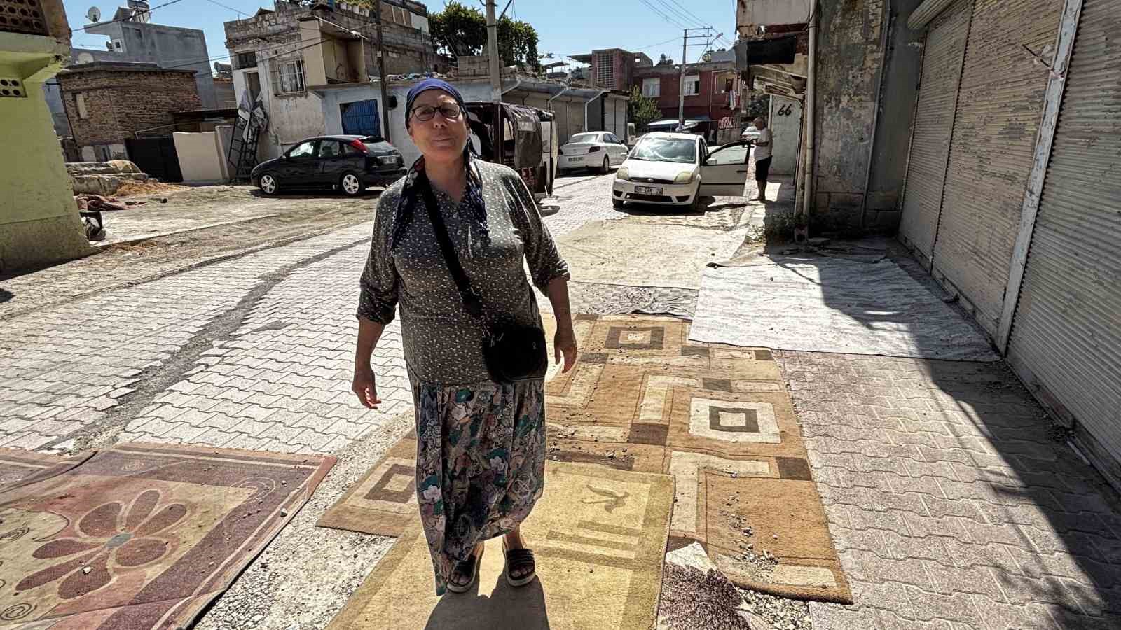 Tozdan bunalan mahalleli çareyi sokağa halı sermekte buldu