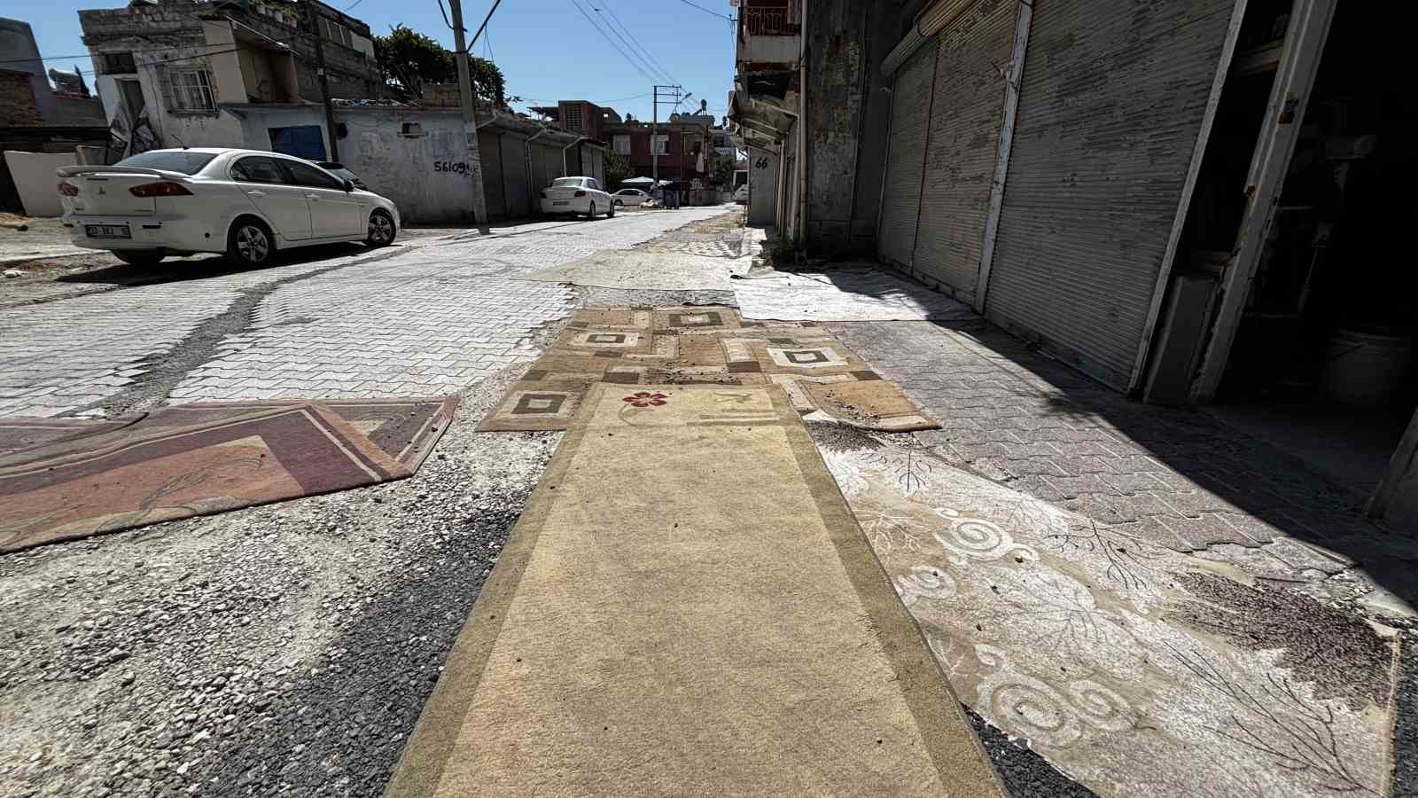 Tozdan bunalan mahalleli çareyi sokağa halı sermekte buldu