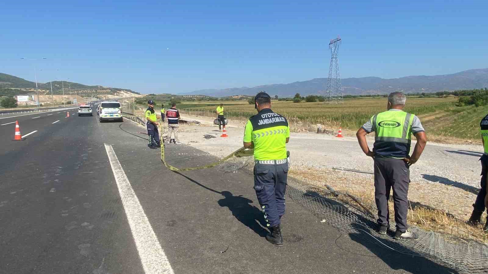 Aydın-Denizli otoyolunda ilginç kaza: Otobanda araç yoldan çıktı, kulübesinde bekleyen bekçi kazada hayatını kaybetti