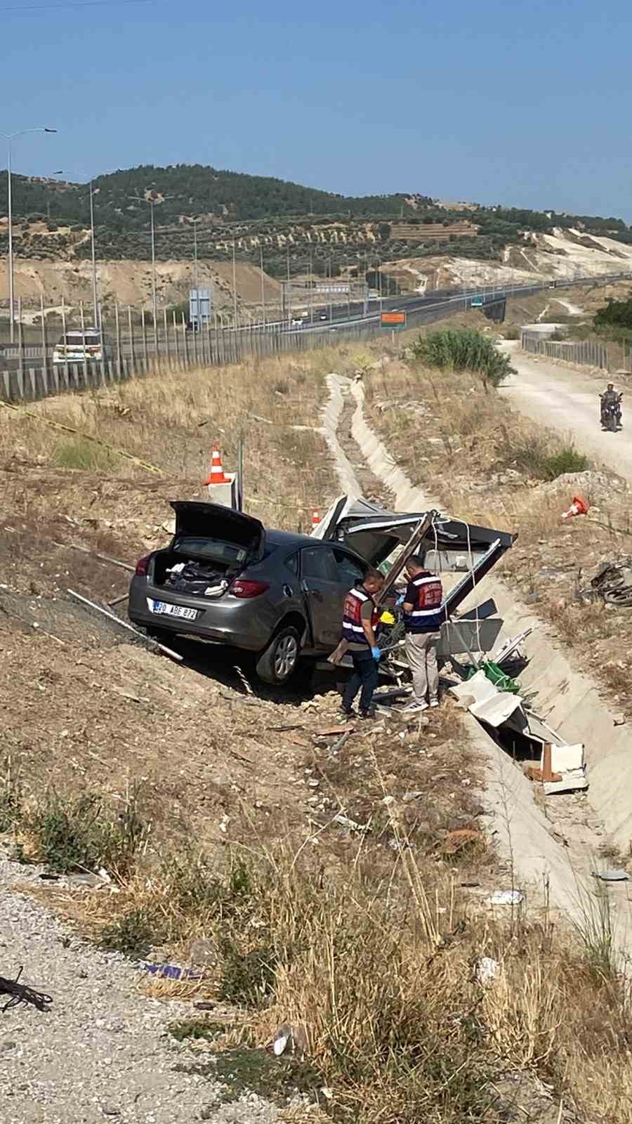 Aydın-Denizli otoyolunda ilginç kaza: Otobanda araç yoldan çıktı, kulübesinde bekleyen bekçi kazada hayatını kaybetti