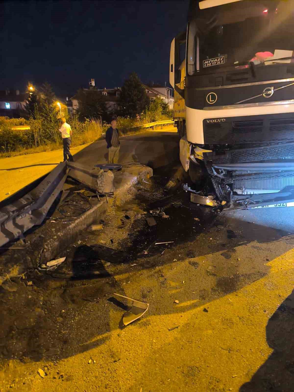 Bolu’da kontrolden çıkan tır bariyerlere çarptı